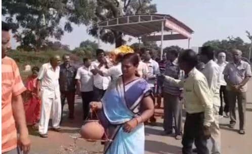 बेटियों ने निभाया बेटे का फर्ज, पिता की अर्थी को कंधा देकर दी मुखाग्नि