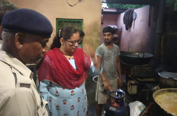 शौचालय के पास बन रहीं थी मिठाइयां, एक ही टंकी का पानी हो रहा था उपयोग