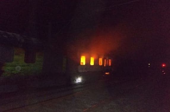MP: राजधानी एक्सप्रेस में अचानक लगी आग, मची अफरा-तफरी, ट्रेन से कूदकर भागे लोग