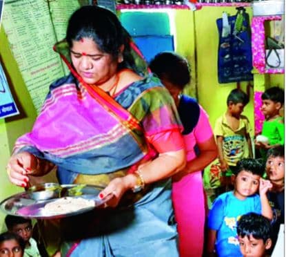 ‘सोयाबीन की बडी’ कहकर कमलनाथ की मंत्री को खिला दिया सुबह का दलिया, 2 सस्पेंड