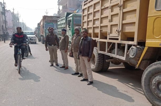 एक्शन में पुलिस, बिना रायल्टी ओवरलोड दौड़ रहे रेत, गिट्टी से भरे 24 वाहनों पर कार्रवाई