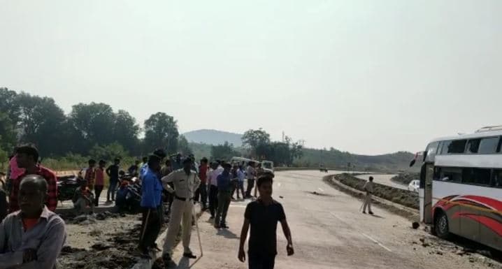 तेज रफ्तार बस की टक्कर से टीचर की मौत, गुस्साई भीड़ ने की तोड़फोड़