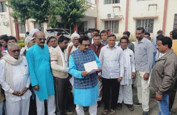 इंदिरा सागर डैम पर मछली ठेकेदार की गुंडागर्दी, युवाओं के साथ मारपीट, एसपी को सौंपा ज्ञापन