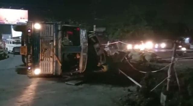 बेकाबू ट्रक पलटा, सामने भरी थी धान पीछे थी शराब, जब्त