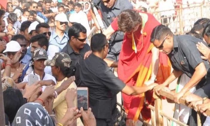जब बैरिकेट्स लांघकर लोगों से मिलने जा पहुंची प्रियंका, वीडियो वायरल