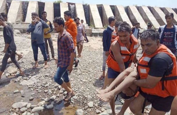 कुंदा नदी में नहाने गए 3 युवकों की डूबने से मौत, 1 को बालों से खींचकर बचाया, गांव मे पसरा मातम