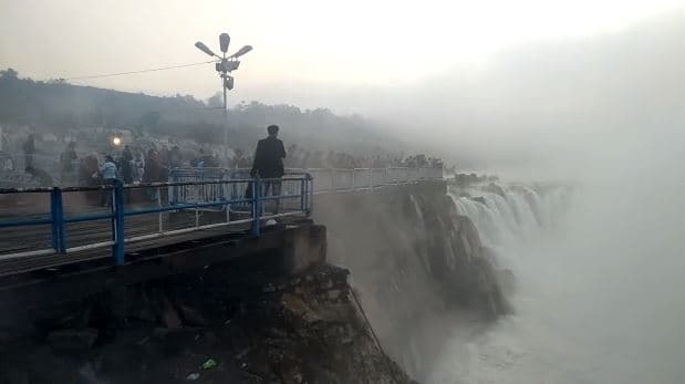 नर्मदा की लहरों में विलुप्त हुआ धुआंधार, प्रशासन ने नहीं किए सुरक्षा के इंतजाम