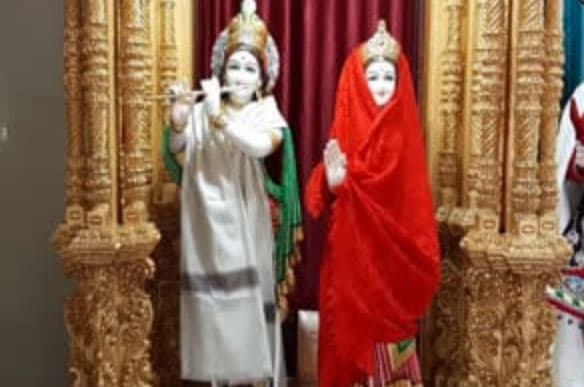 भगवान को भी लगने लगी ठंड, भक्तों ने पहनाये गर्म वस्त्र