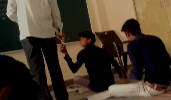 छात्रों से रुपए लेते शिक्षक का वीडियो वायरल