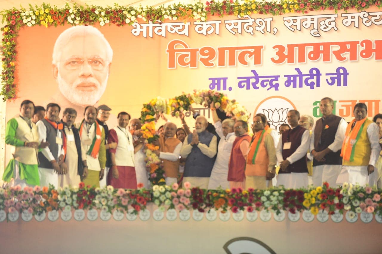 कांग्रेस के 55 साल और हमारे 15 साल तौल लीजिये किसने कितना दिया : मोदी