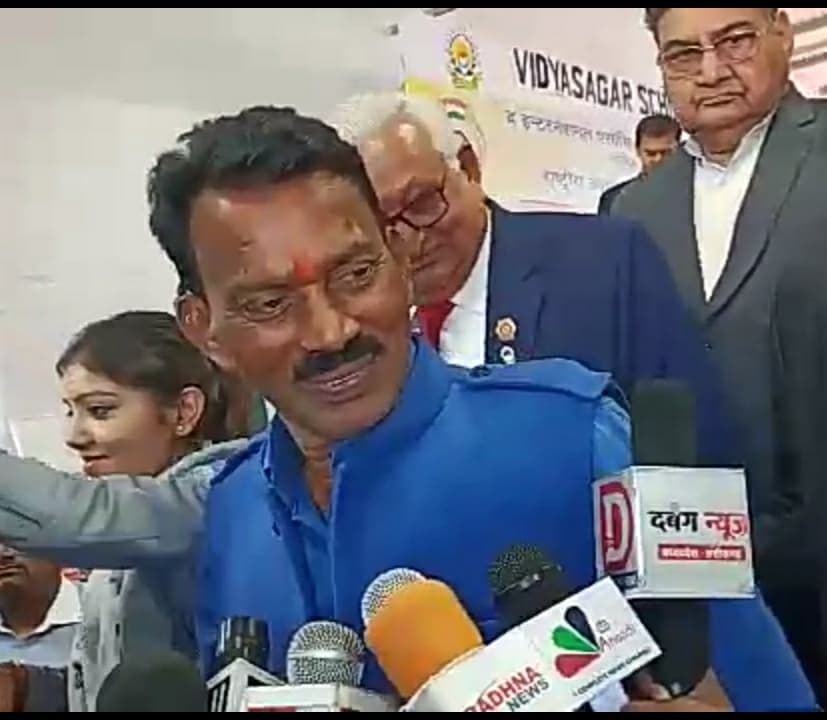 स्वास्थ्य मंत्री ने खसरा और रूबेला से बचने के लिए लक्ष्य को पूरा करने का दिया आश्वासन