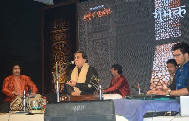 तलत अजीज की गजलों ने तेज सर्दी में भी श्रोताओं को बांधे रखा
