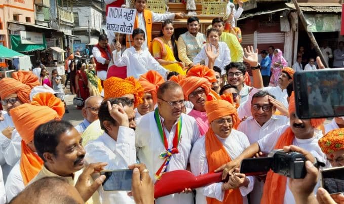 महावीर स्वामी के चल समारोह में एक साथ शामिल हुए BJP-कांग्रेस के लोकसभा प्रत्याशी