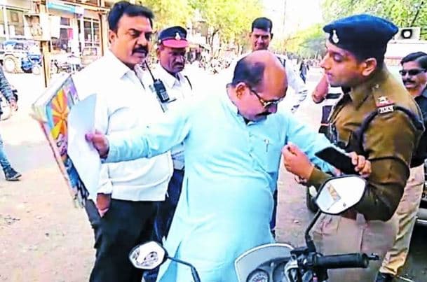 पुलिस से भिड़ गए कांग्रेस नेता! बोले-यहां नहीं चलेगी ऐसी रंगदारी