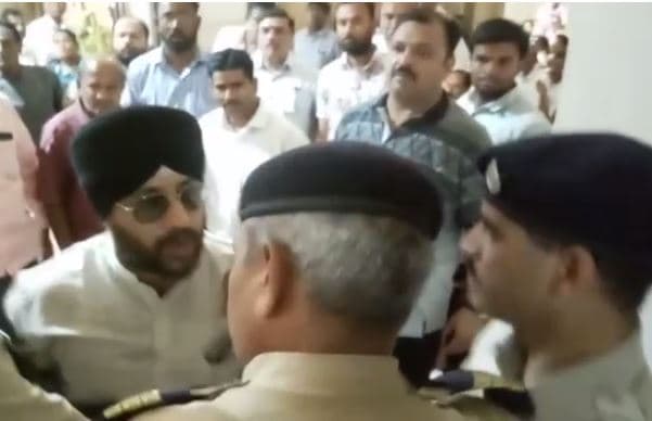 VIDEO: मंत्री की प्रेस कॉन्फ्रेंस में हंगामा, पुलिसकर्मी और कांग्रेस नेता में धक्कामुक्की
