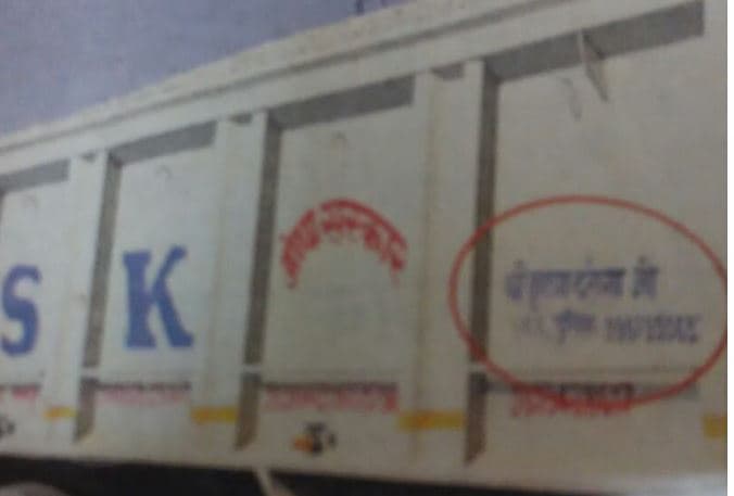 डंपर से टक्कर मारने के बाद पुलिस पर जमाई धौंस, चालक बोले- फूफा हैं दारोगा