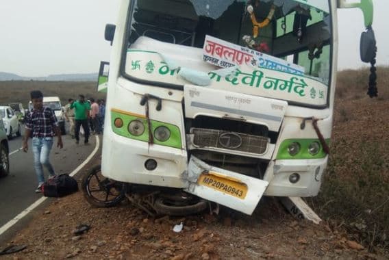 हादसा: टक्कर मारते हुए बाइक के ऊपर चढ़ी बस, दो लोगों की मौके पर मौत