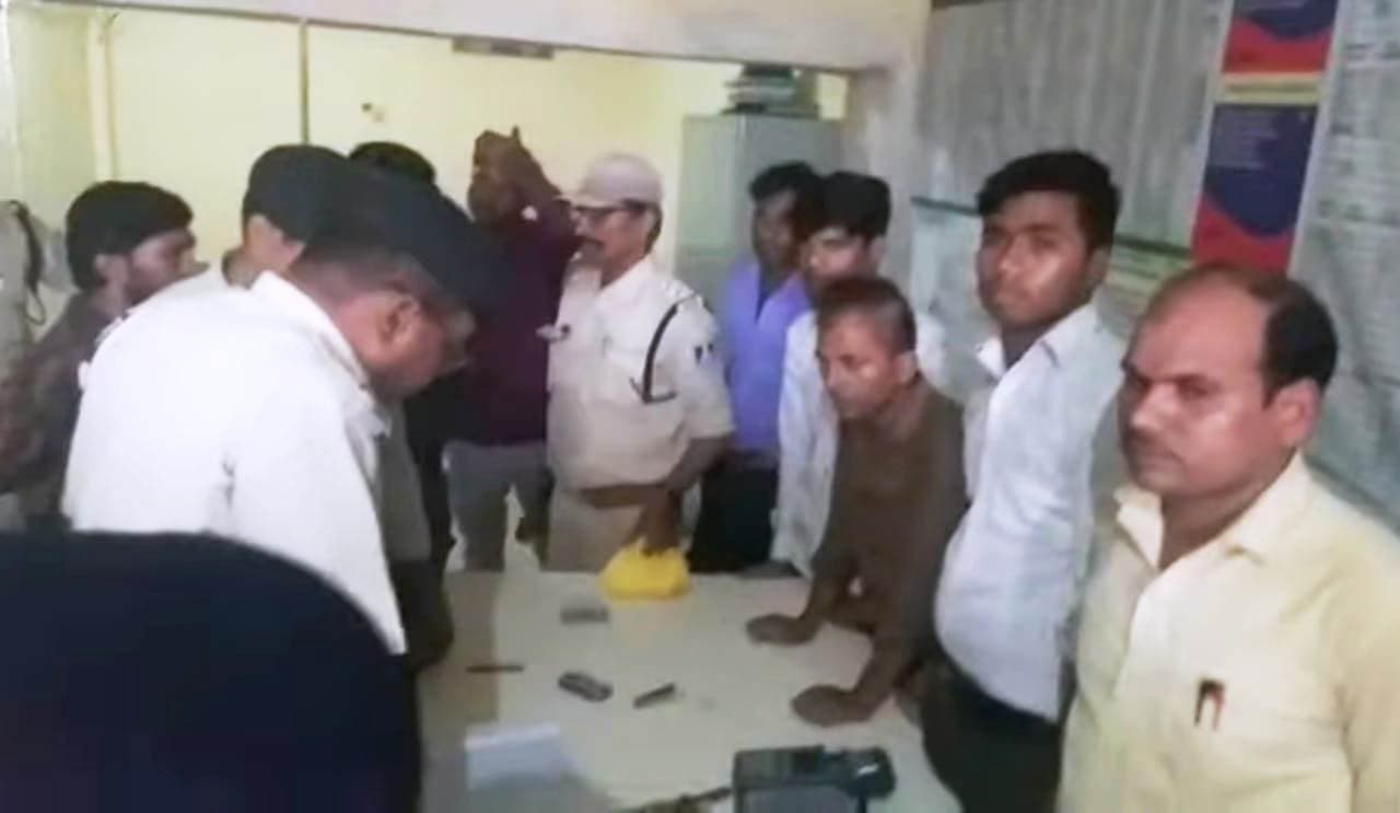 नकाबपोश बदमाशों ने दिनदहाड़े बन्दूक की नोंक पर की सात लाख की लूट