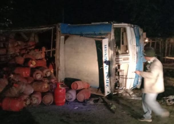बड़ी दुर्घटना होने से बाल बाल बचे लोग, बाजार के बीचो बीच खाली सिलेंडर से लोड ट्रक पल्टा