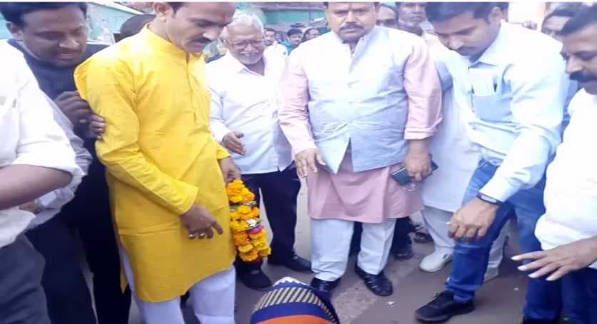 मंत्री के पैरों में गिरकर महिला ने लगाई गुहार, पुलिस नहीं कर रही सुनवाई