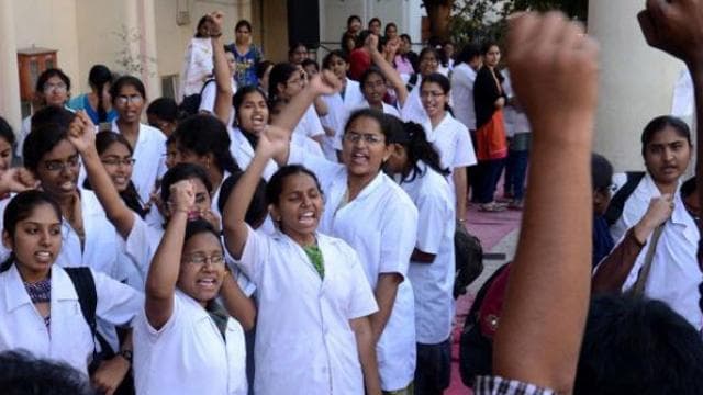 पश्चिम बंगाल का आक्रोश पहुंचा मप्र, हड़ताल पर सभी डॉक्टर, स्वास्थ्य सेवाएं ठप्प, मरीज परेशान