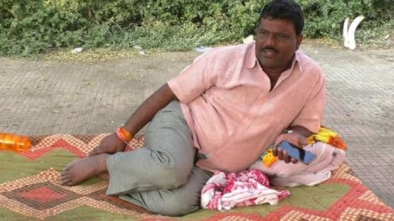 अनशन पर भारी पड़े मच्छर, 10 घंटे भूखे नहीं रह पाए पूर्व विधायक