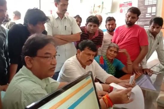 सरकार से गरीब को नहीं मिला गैस कनेक्शन तो मंत्री ने एजेंसी पहुंचकर अपने पैसे से दिलाया
