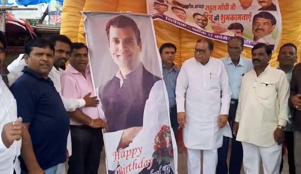 केक काटकर मनाया राहुल गांधी का जन्मदिन, पेड़ बचाओ-हरियाली बढ़ाओ का दिया सन्देश