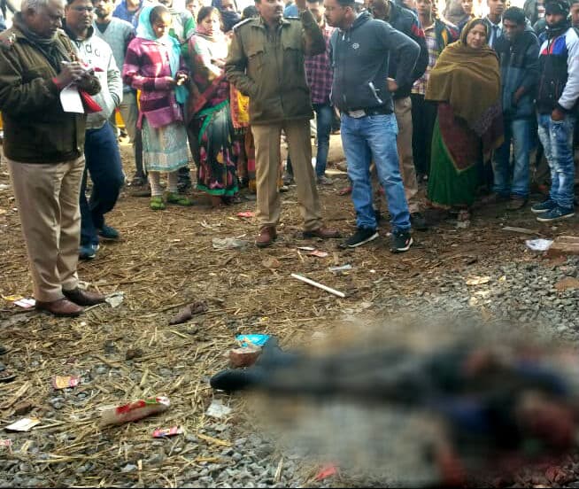 पत्थर से कुचला शव मिलने से फैली सनसनी, युवक अज्ञात