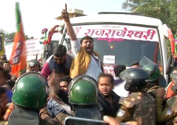 सरकार के खिलाफ भाजयुमो का हल्ला बोल, सभी कार्यकर्ता गिरफ्तार