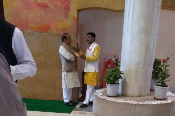 पूर्व मंत्री ने 21 पार्षदों से लगवाया अविश्वास, भाजपा विधायक कांग्रेस के मंत्री की तस्वीर वायरल