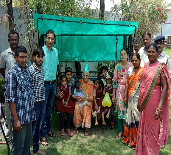कलेक्टर का सराहनीय कदम, बेटी को आंगनबाड़ी में पढ़ने भेजा