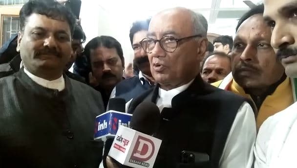 इंदौर पहुंचे दिग्विजय बोले, -’10 साल चलेगी कमलनाथ सरकार’