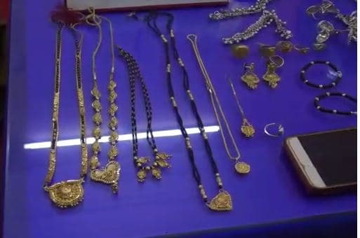 ऑटो चालक ने पेश की ईमानदारी की मिसाल, डेढ़ लाख के जेवर लेकर थाने पहुंचा