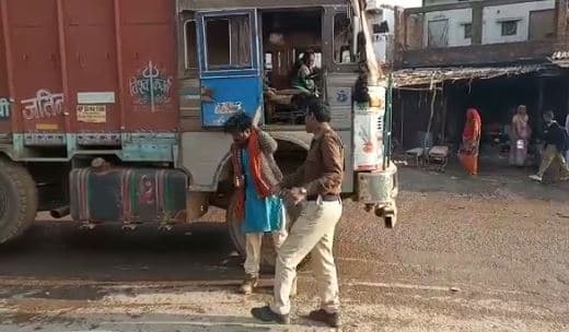 एमपी: बीच सड़क पर पुलिस की गुंडागर्दी, ट्रक चालक को जड़े थप्पड़