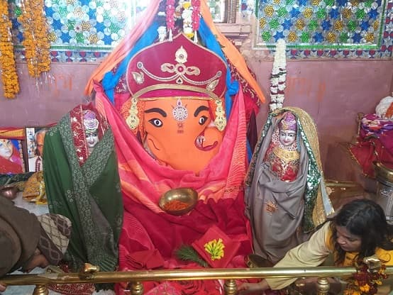 सर्द मौसम के चलते भगवानों को पहनाए गर्म कपड़े