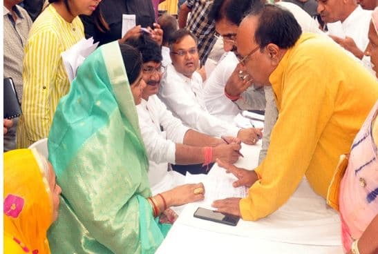 कांग्रेस नेता की बेटी का ट्रांसफर कराने लाइन में लगे विधायक
