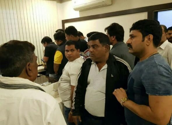हथियारबंद बदमाशों ने मचाया उत्पात, सीसीटीवी कैमरे में कैद हुई करतूत