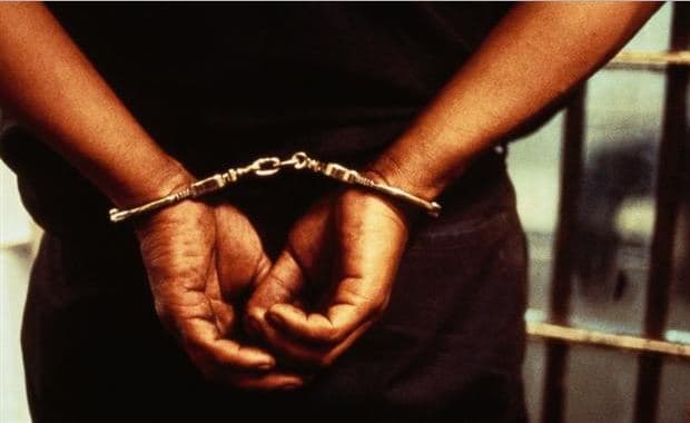 20 साल से फरार इनामी को पुलिस ने पकड़ा, परिजनों ने हमला कर छुड़ाया
