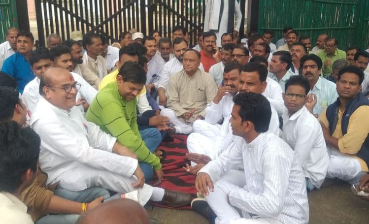 पूर्व सीएम दिग्विजय सिंह के बंगले के सामने धरने पर बैठे कांग्रेस विधायक लक्ष्मण सिंह