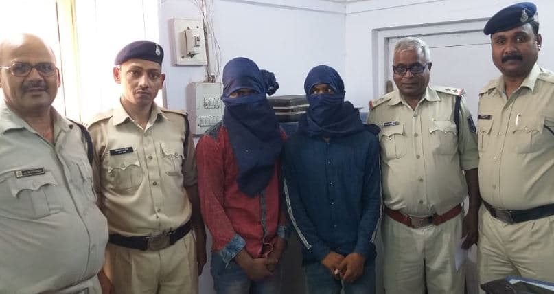 महिला का पर्स एवं मोबाइल लूटने वाले दो बदमाश गिरफ्तार,सामान बरामद