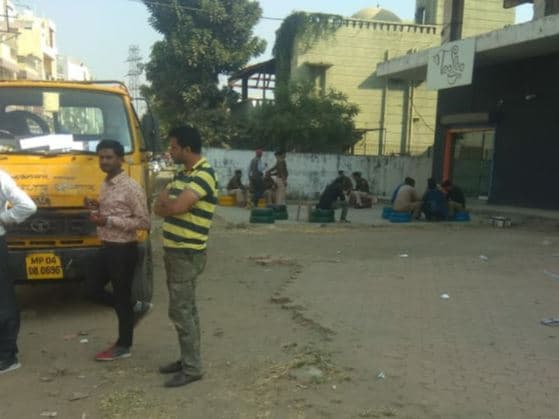 कांग्रेस की शिकायत पर प्रशासन ने रोका रोड का काम, जनता नाराज