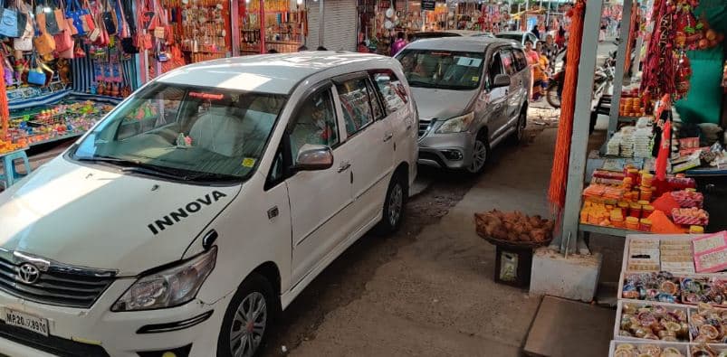 दुकानों के सामने कार पार्किंग बन रही विवाद का कारण