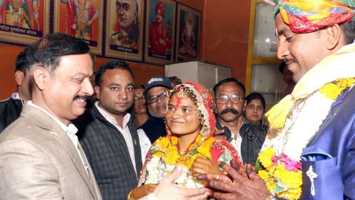 मुख्यमंत्री कन्यादान योजना में संसोधन के बाद पहली शादी, नवदंपतियों को कलेक्टर ने दिया आशीर्वाद