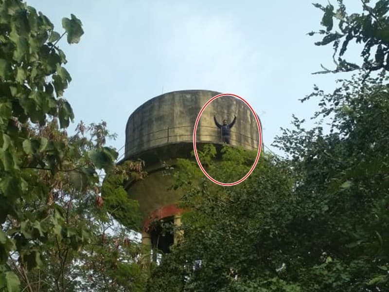 बरकतुल्लाह यूनिवर्सिटी में छात्र पानी की टंकी पर चढ़ा