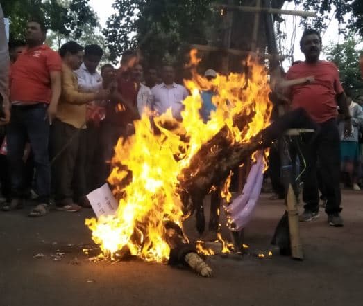 रेल्वे के निजीकरण के चलते रेल्वे कर्मचारी उतरे सड़को पर