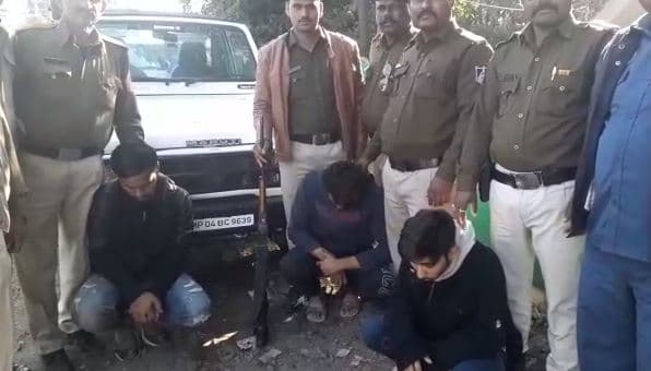 कार सहित दबोचे गए शिकारी, पांच मोर के शव बरामद