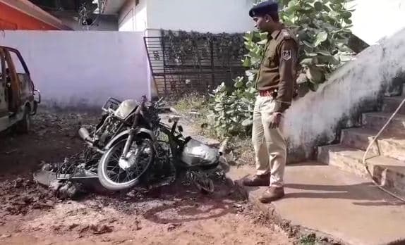 कटनी में देर रात युवकों ने मचाया उत्पात, तीन बाइकोंं को किया आग के हवाले