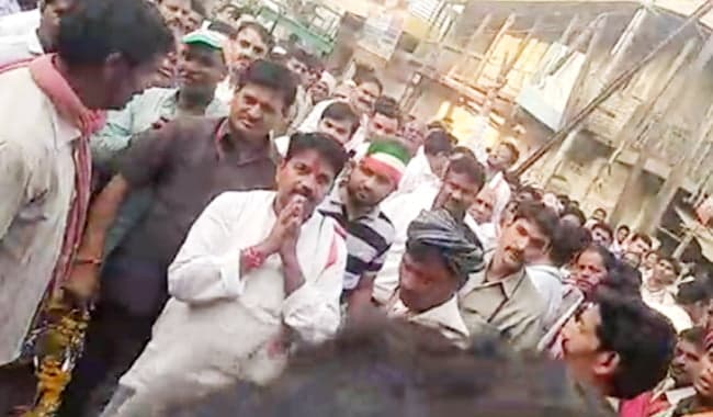 VIDEO: कांग्रेस के दिग्गज नेता का विरोध, लगे नारे..’माफ़ करो महाराज, हमारा नेता शिवराज’