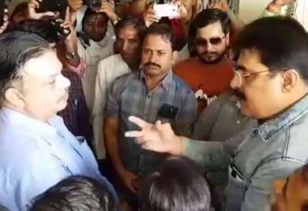 VIDEO: कांग्रेस नेता की कर्मचारियों को धमकी- उलटा लटकाकर मारेंगे